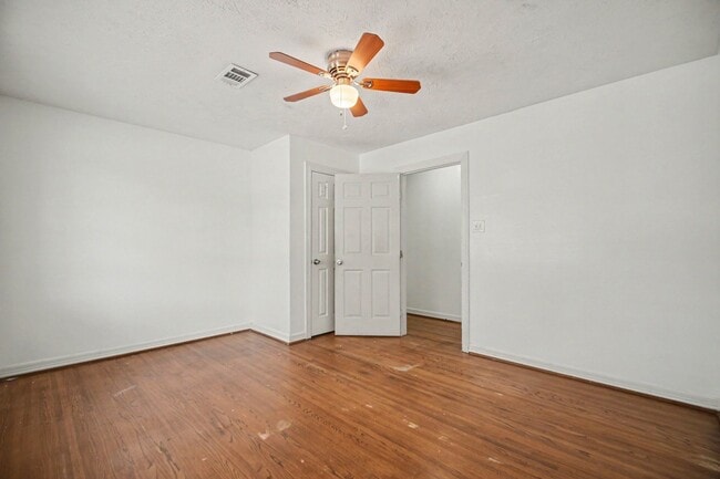 Building Photo - 2121 Hickory Ln