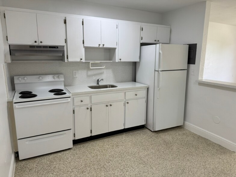 Building Photo - 955 SW 71st Ave