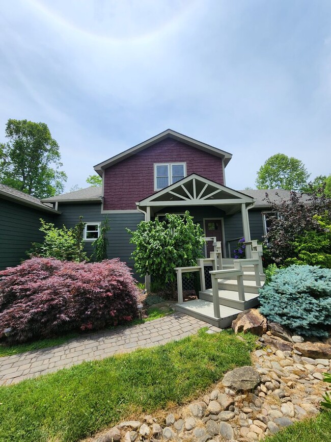 Building Photo - Beautiful East Asheville Long Term Rental ...