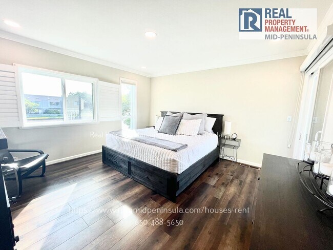 Building Photo - Stunning 2 Bedroom 1.5 Bathroom Waterfront Townhome in Foster City