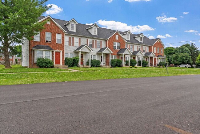 Building Photo - Charming Two Bedroom Townhome in South Louisville, Family-Friendly Neighborhood!