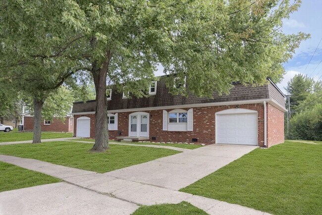 Building Photo - Renovated Duplex: Move-In Ready! 3 Bed, 1....