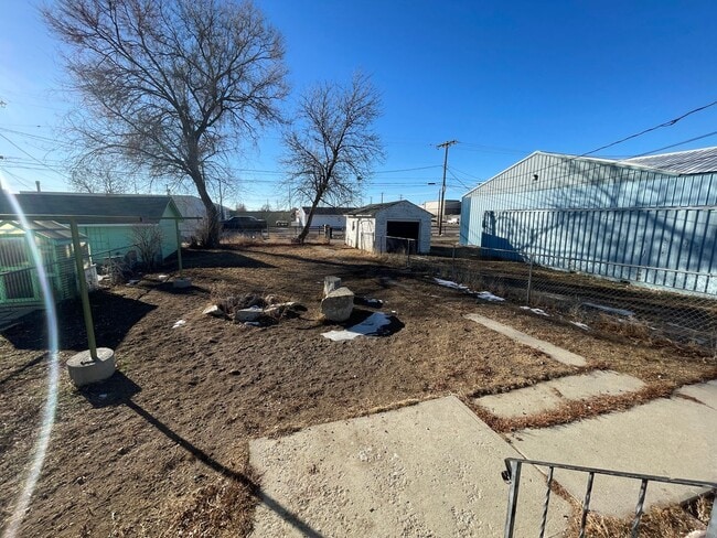 Building Photo - Centrally Located 3 bedroom home