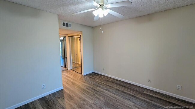 Building Photo - 1563 SE Royal Green Cir