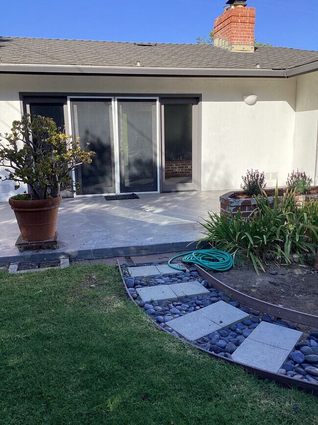 Building Photo - Beautifully Maintained Santa Barbara Home