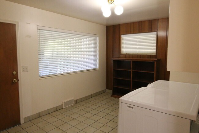 Building Photo - Lovely Home For Rent In Orem, UT