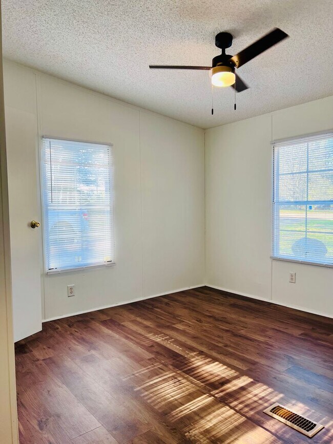 Building Photo - 4BR Home - Recently Updated - Available Soon!