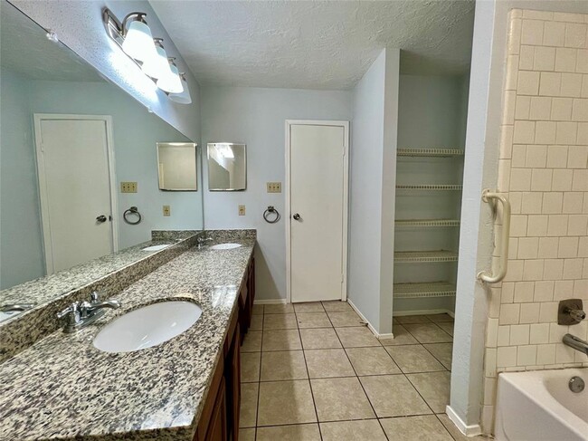 Building Photo - 5125 Beaver Hollow Dr