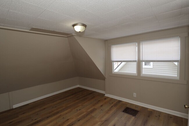 Building Photo - 917 W Jackson St