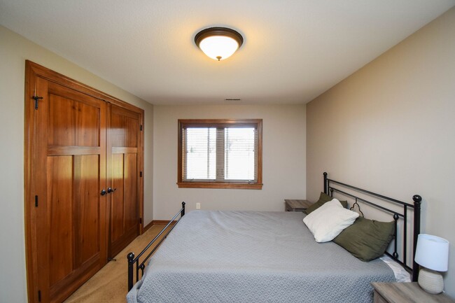Building Photo - 2204 S Silverthorne Ave
