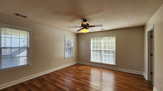 Building Photo - $500 off the first month