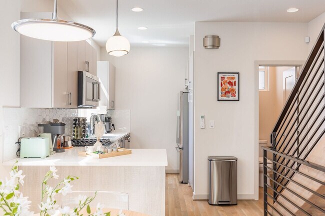 Building Photo - 2114 3rd Ave N