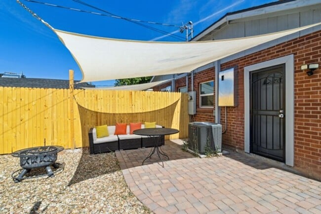Building Photo - Utilities Included (a $200+ Savings). Charming Updated Duplex Home in Historic District!