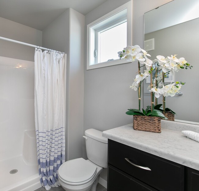 Building Photo - 4-bedroom, 3.5-bathroom West Fargo Single-...