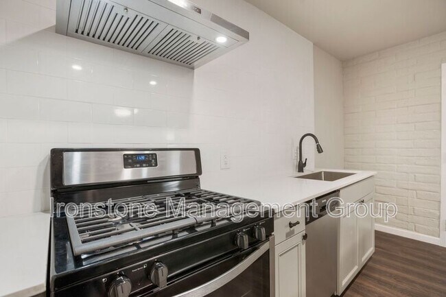 Building Photo - 2618 E 8th St