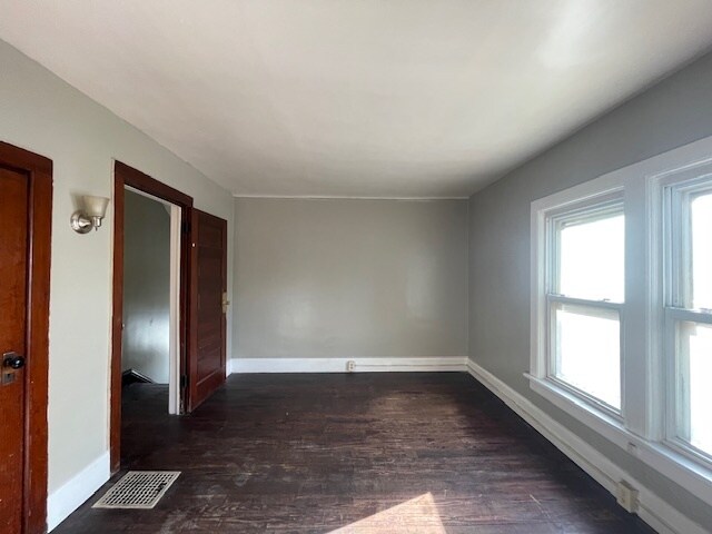 Building Photo - 422 Studebaker St