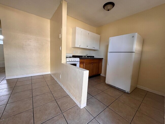 Building Photo - 825 SW 10th Dr