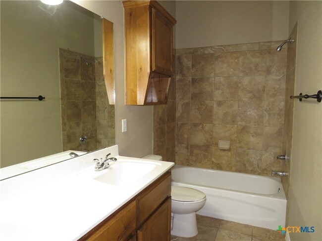 Building Photo - 405 Sladecek Dr