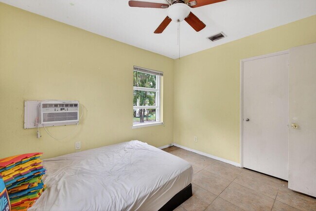 Building Photo - 841 SW 18th Ct