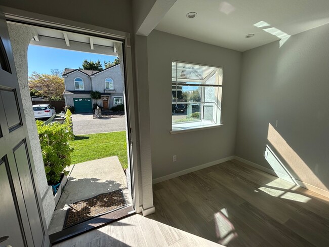 Building Photo - Stunningly Updated 3-Bedroom, 2.5-Bath Tow...