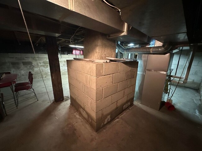 Building Photo - Cute Helper Rental