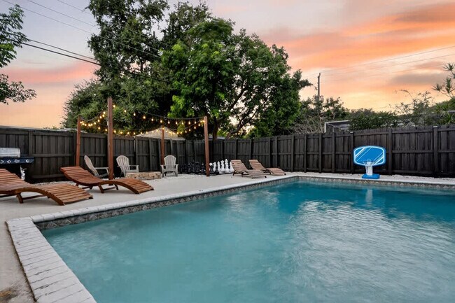 Building Photo - 6450 Perry St