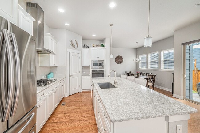 Building Photo - Gorgeous 4 bed 3.5 bath Home Available in ...