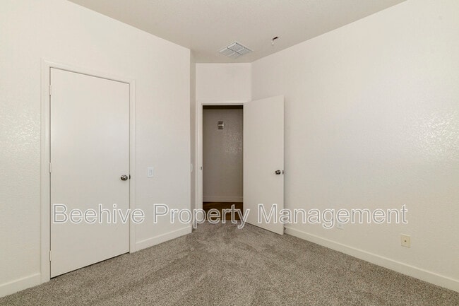 Building Photo - 220 N 110th St