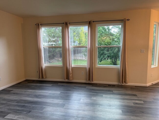 Building Photo - Great 4 bed 3 bath home Wolf Creek Neighbo...