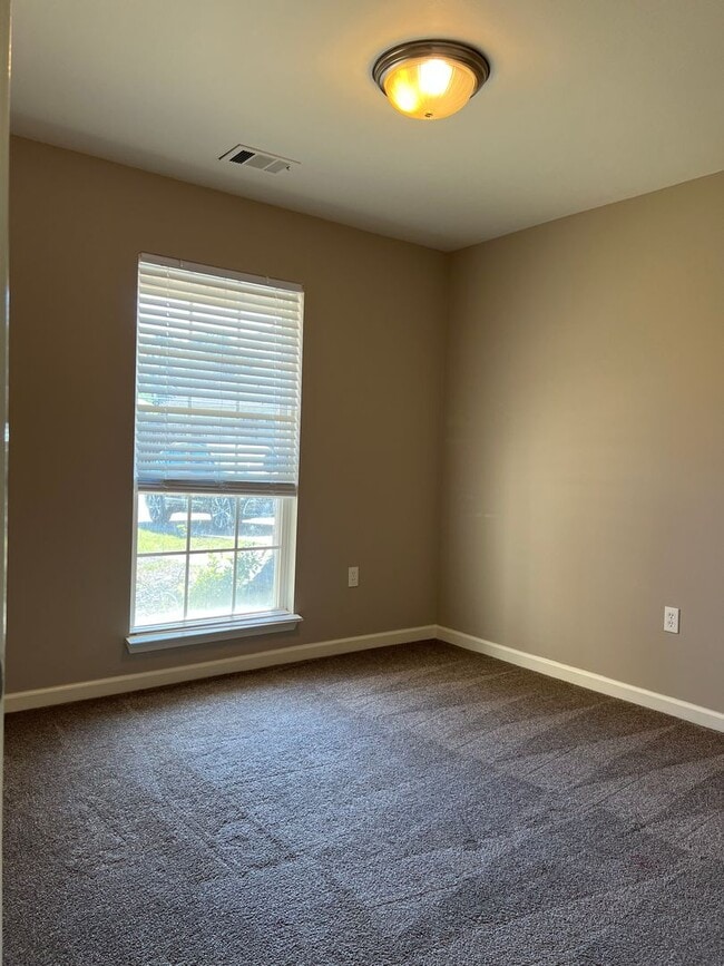 Building Photo - 319 Autumn Dr