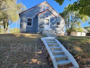 Building Photo - 401 Charles St