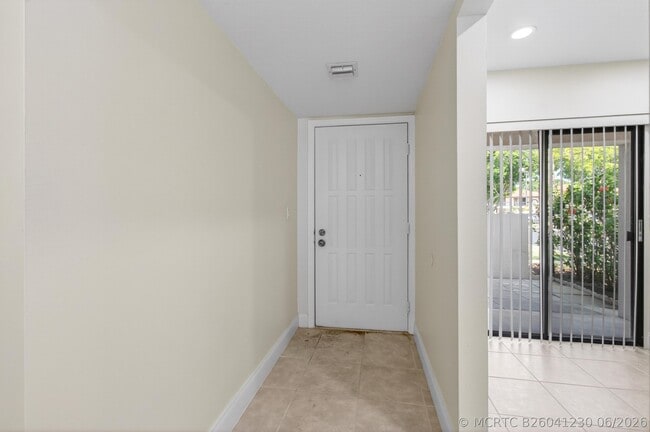 Building Photo - 351 Club Cir