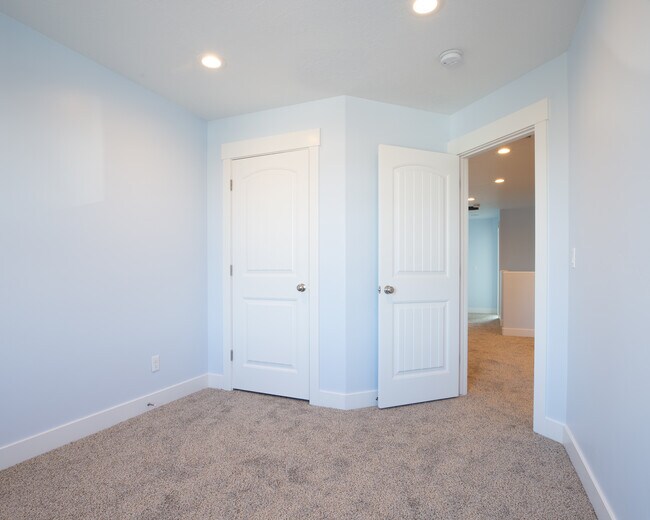 Building Photo - 299 N 200 W