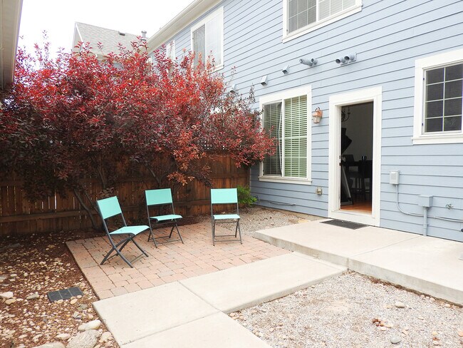 Building Photo - Fenced Backyard!