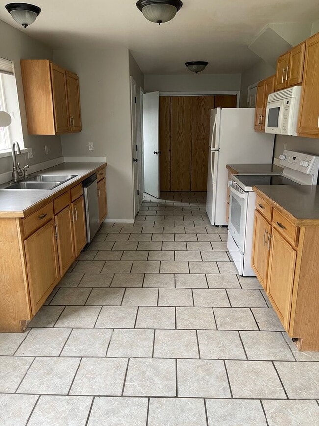 Building Photo - 803 Homerun Dr