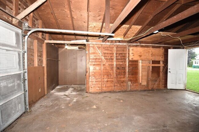 Building Photo - Mishawaka 1/2 story 3 bedroom single-family home with garage