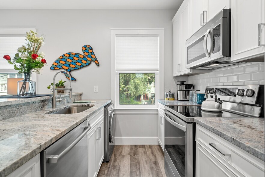 Building Photo - 249 8th Ave N