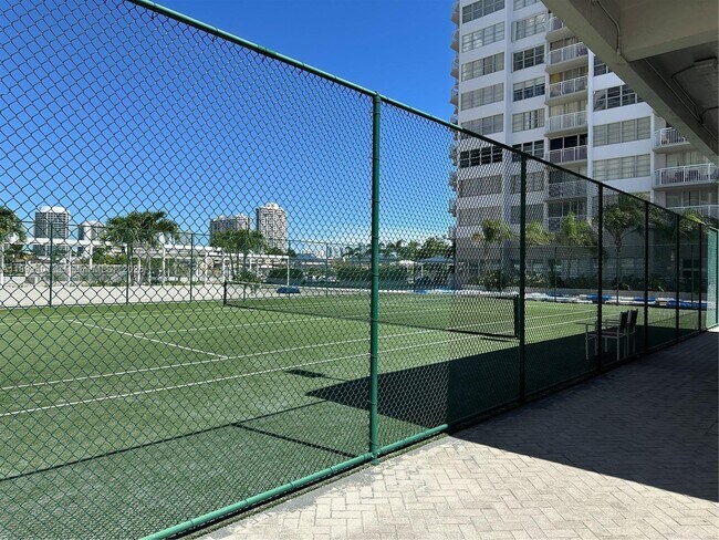 Building Photo - 18021 Biscayne Blvd