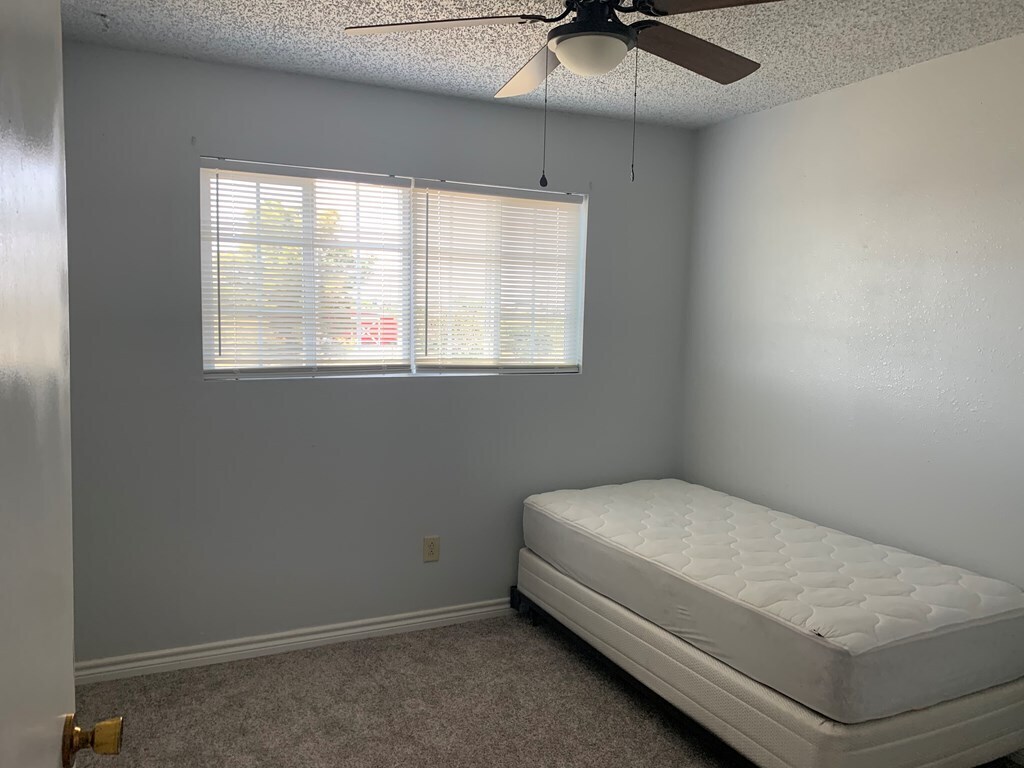 Building Photo - 984 E Schirra Dr