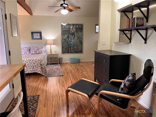 Building Photo - 121 Butler Ln