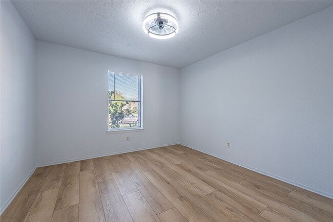 Building Photo - 462 Capehill Dr