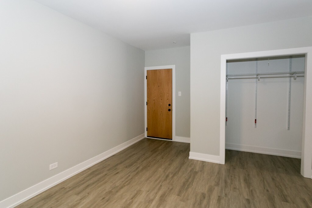 Building Photo - 729 W Brompton Ave