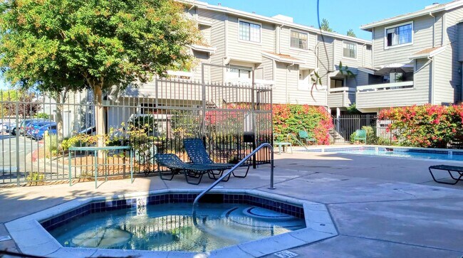 Building Photo - Refurbished Condo on 1st Floor With Laundry, Patio, Garage; Next to Pool!
