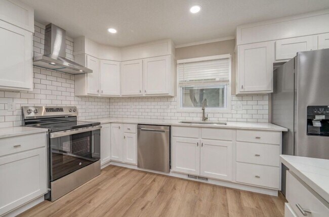 Building Photo - 222 Live Oak Ln