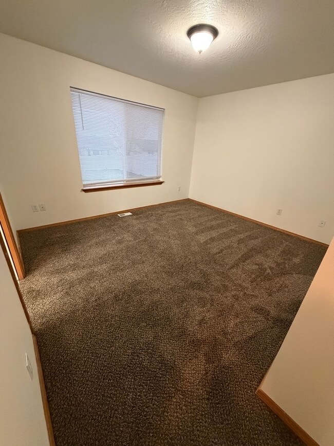 Building Photo - New paint! 4 Bedroom in West Pasco close to Maya Angelou Elementary!