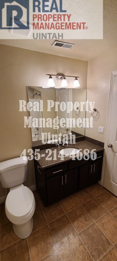 Building Photo - 3 bed 2.5 bath townhome in Fox Run