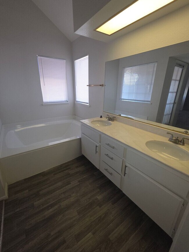 Building Photo - Beautiful CONDO 2 Bedroom- 2 Bath