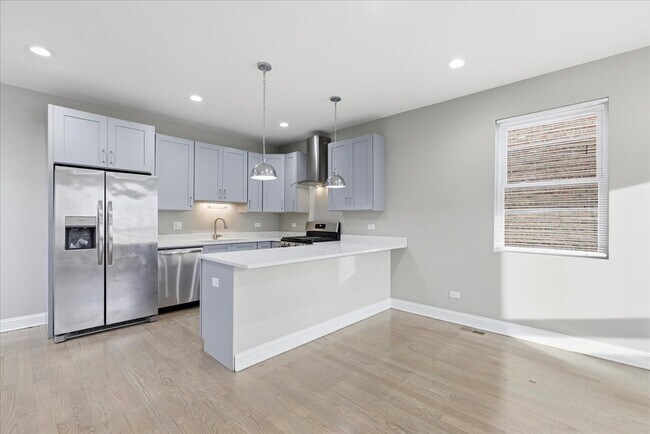 Building Photo - 1048 N Lawndale Ave