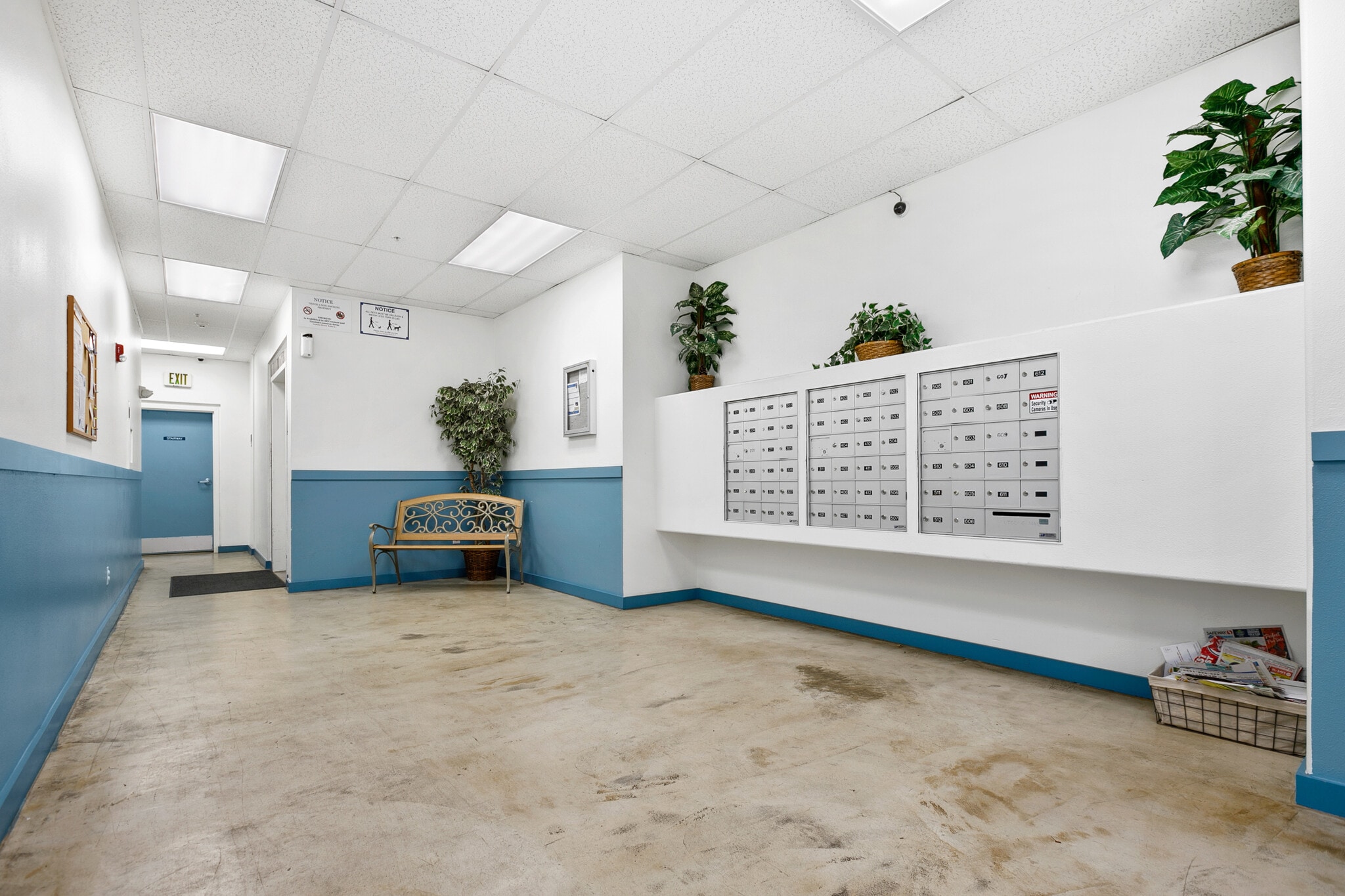 Secure Lobby/Mailboxes - 2818 Grand Ave