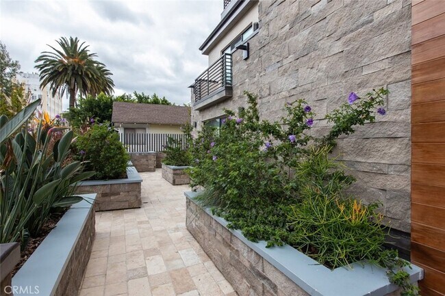 Building Photo - 330 Salem St